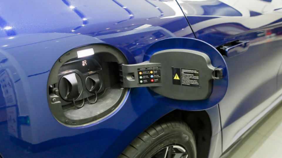 便宜而且底盘不错，知名度一般的零跑C01，比汉EV更好？