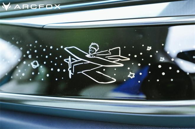 携手小王子IP，极狐汽车用经典元素讲“新”的故事