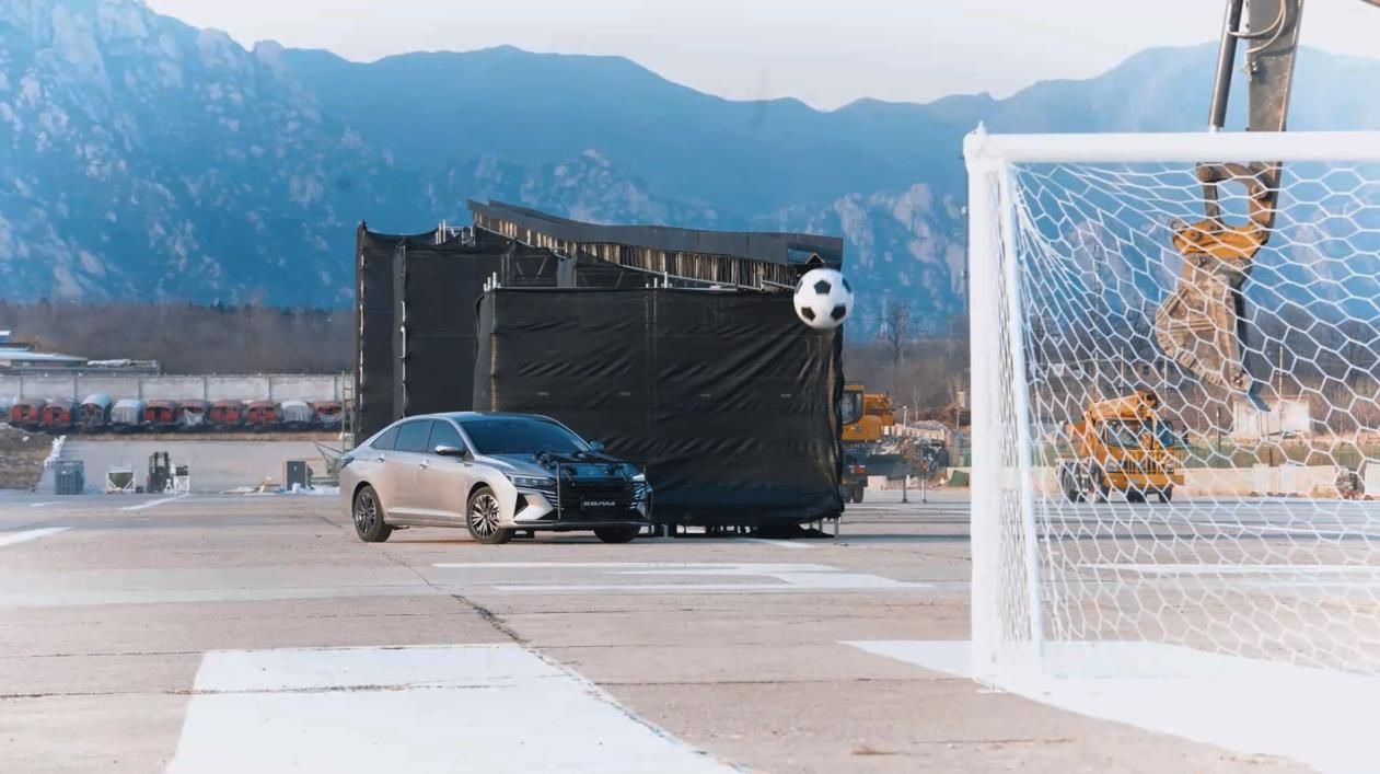 比肩顶级前锋素质,奕炫MAX首次挑战车圈“凌空抽射”!