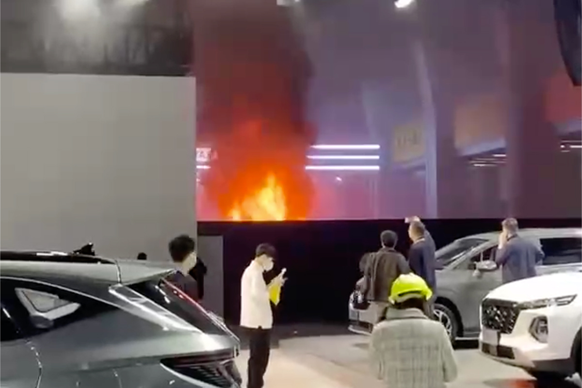 2022广州车展突发火情，疑似阿尔特展车起火