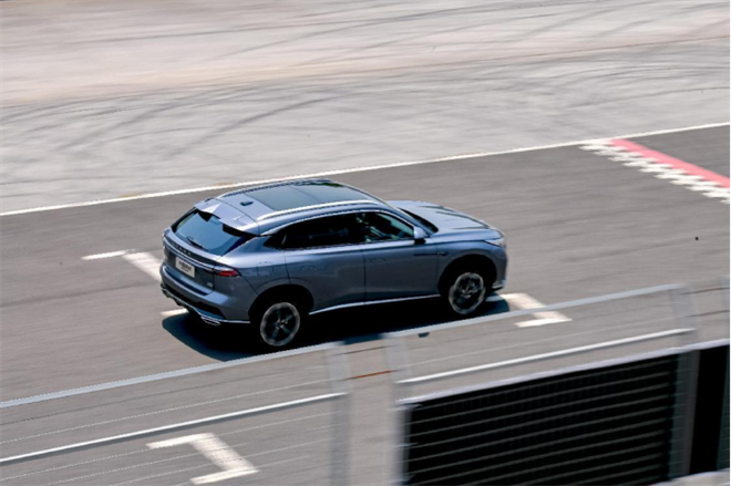 豪华SUV平替仅需12万？全新第三代荣威RX5为“科技与狠活”正名！