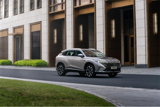 豪华SUV平替仅需12万？全新第三代荣威RX5为“科技与狠活”正名！