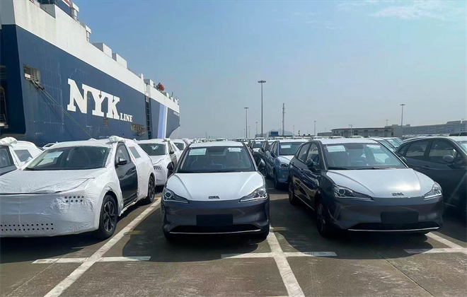 领潮全球智能电动汽车！哪吒U/V出海约旦