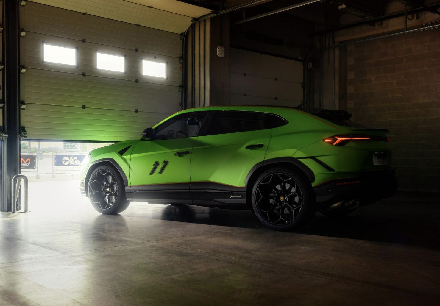 限量40台 Urus Performante Essenza SCV12官图发布