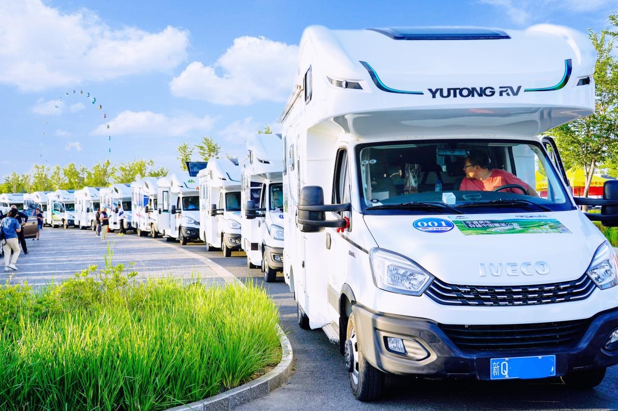 新疆最美公路通车 央视聚焦百辆宇通房车穿越独库