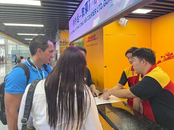巴西客户在DHL快递服务台咨询货物申报流程和寄件优惠 巴西客户在DHL快递服务台咨询货物申报流程和寄件优惠