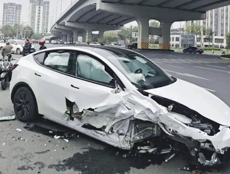 成都一特斯拉连撞11车，车主发声：车辆失控