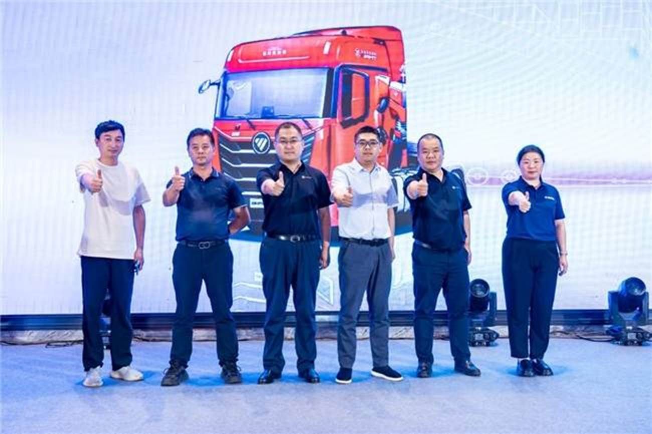 双城上市签单356台!欧曼星翼港口牵引车多重优势强化港口运输效益