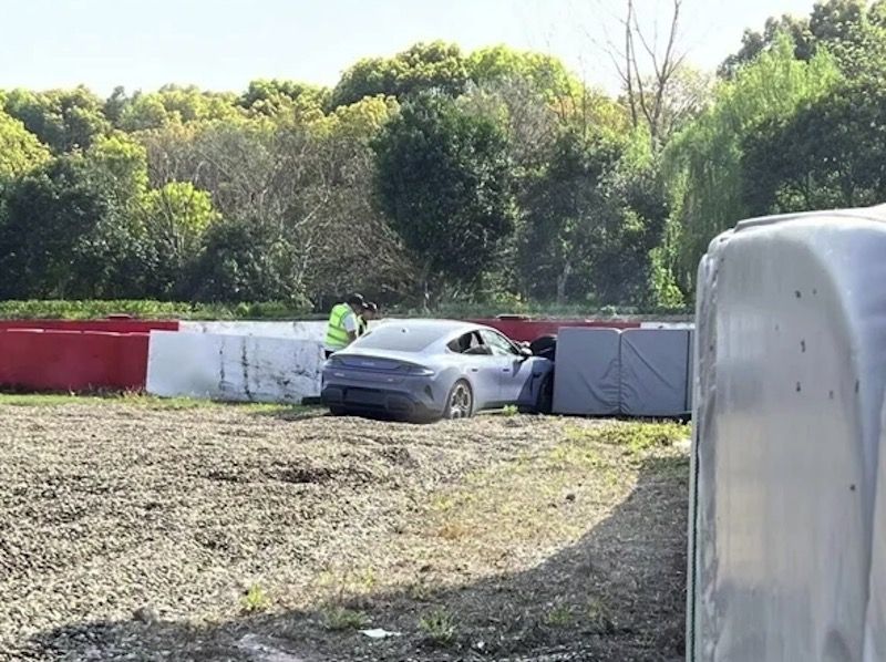 博主开小米SU7刷圈出事故 家用电动车下赛道有风险