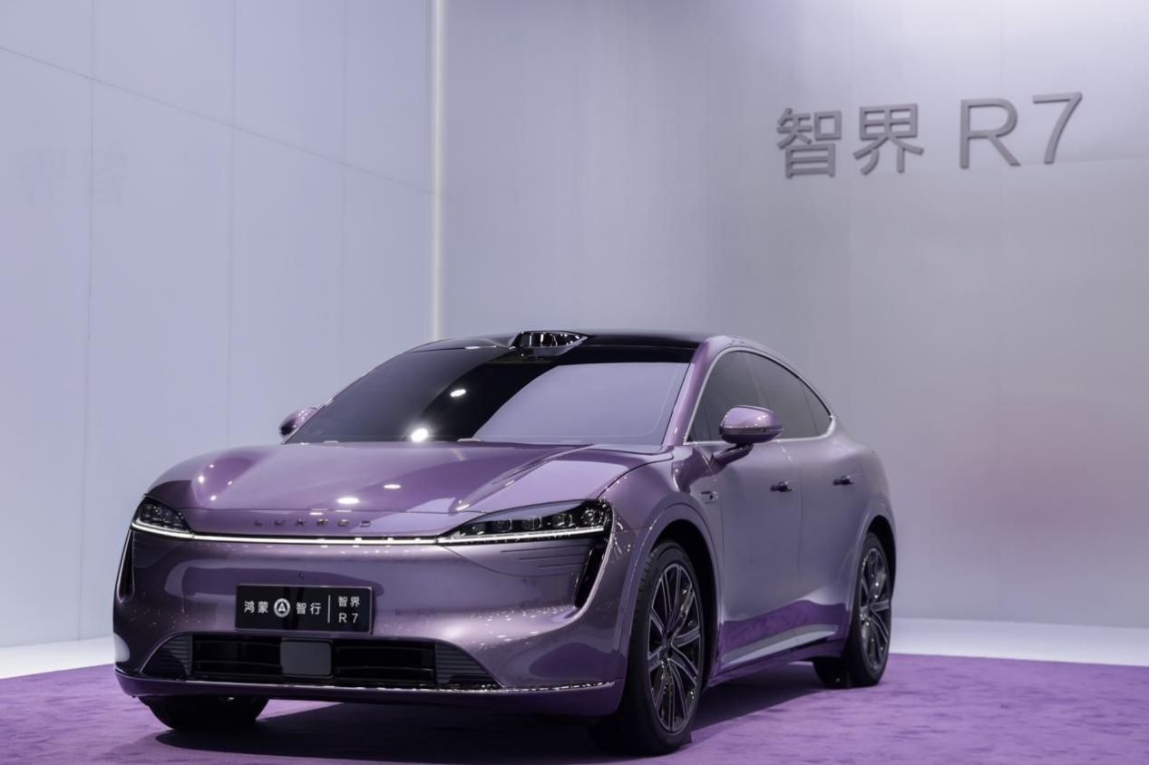 华为首款轿跑SUV亮相成都车展 智界R7惊艳登场