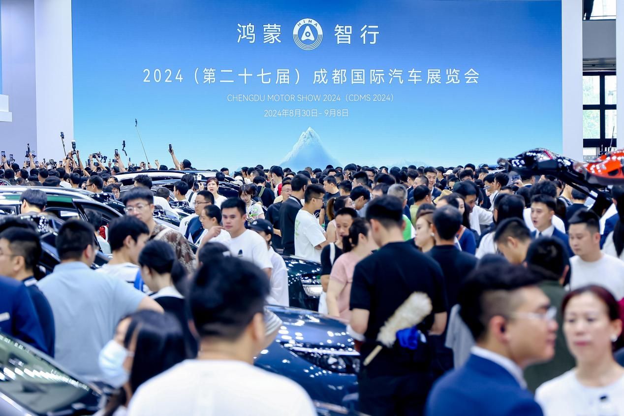问界新M7闪耀成都车展，众多外国友人纷纷围观 