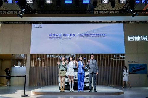 俊男靓女、精彩演绎High翻第十届长春汽车交易展览会