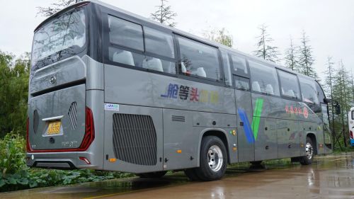  古城焕新颜！苏州金龙新V系客车加速赋能丽江文旅品质升级