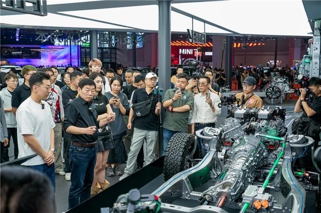 蜂巢能源上海车展“短刀出鞘”：双核技术引领行业革新