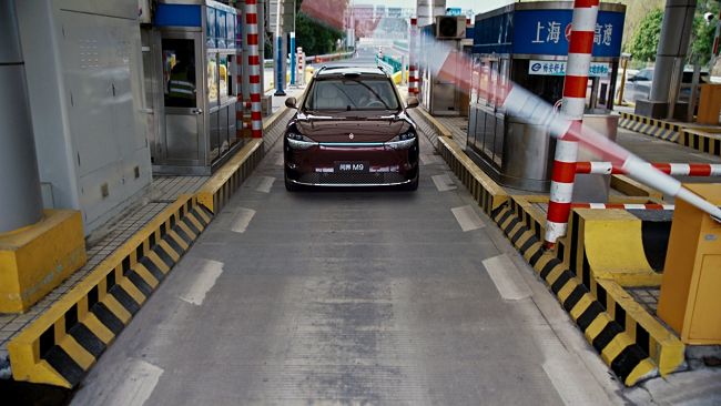 问界M9系列再迎重磅OTA升级，智能辅助驾驶体验攀上全新境界