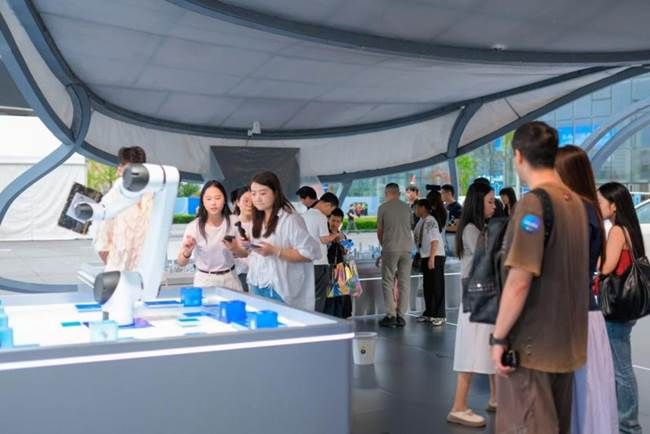 地平线快闪携全新星途ET5惊喜亮相，智驾黑科技引市民打卡热潮
