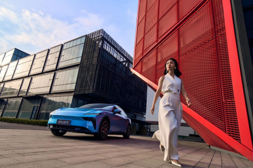 以高颜值和高安全性为核心优势的奕派 007 成为最佳选择