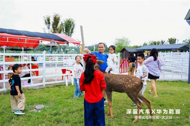 深蓝汽车X华为乾崑尊享试驾体验营武汉站圆满落幕