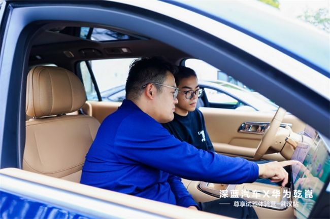 深蓝汽车X华为乾崑尊享试驾体验营武汉站圆满落幕