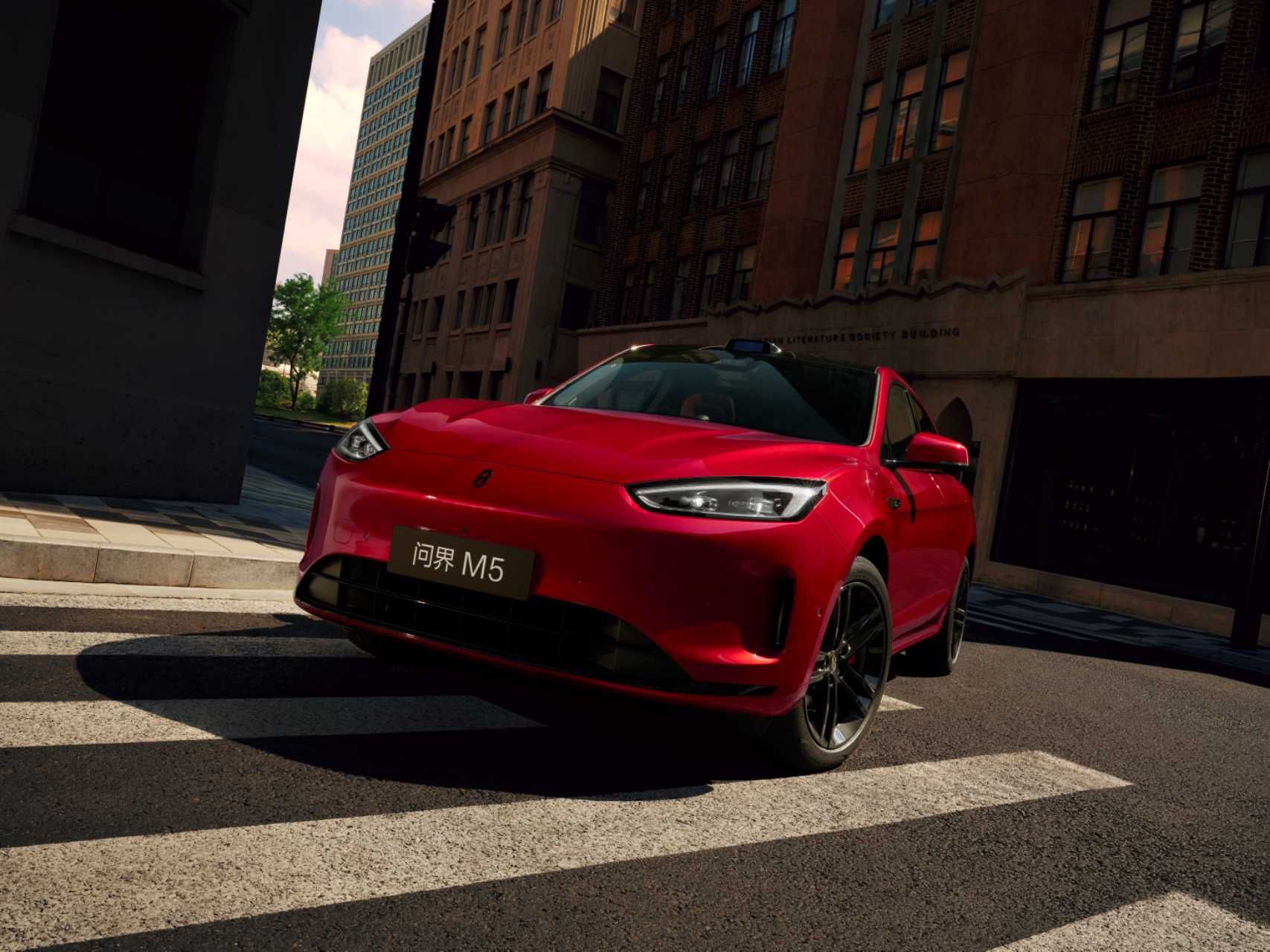 辅助驾驶与安全双线对决，问界新M5 Ultra为何更懂中国消费者？