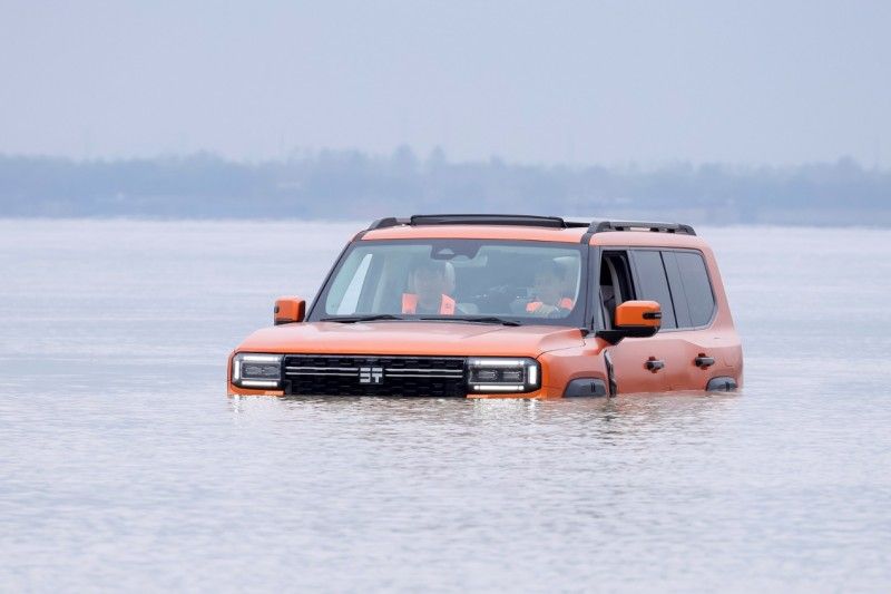 横渡长江竟然挑战成功了，纵横G700凭什么能水陆两栖？