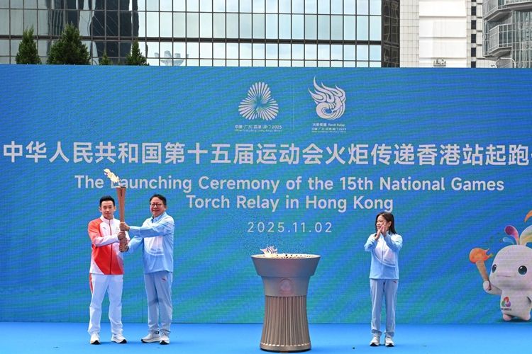 十五运会火炬传递开跑 广汽集团董事长冯兴亚担任火炬手