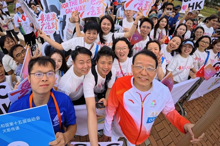 十五运会火炬传递开跑 广汽集团董事长冯兴亚担任火炬手