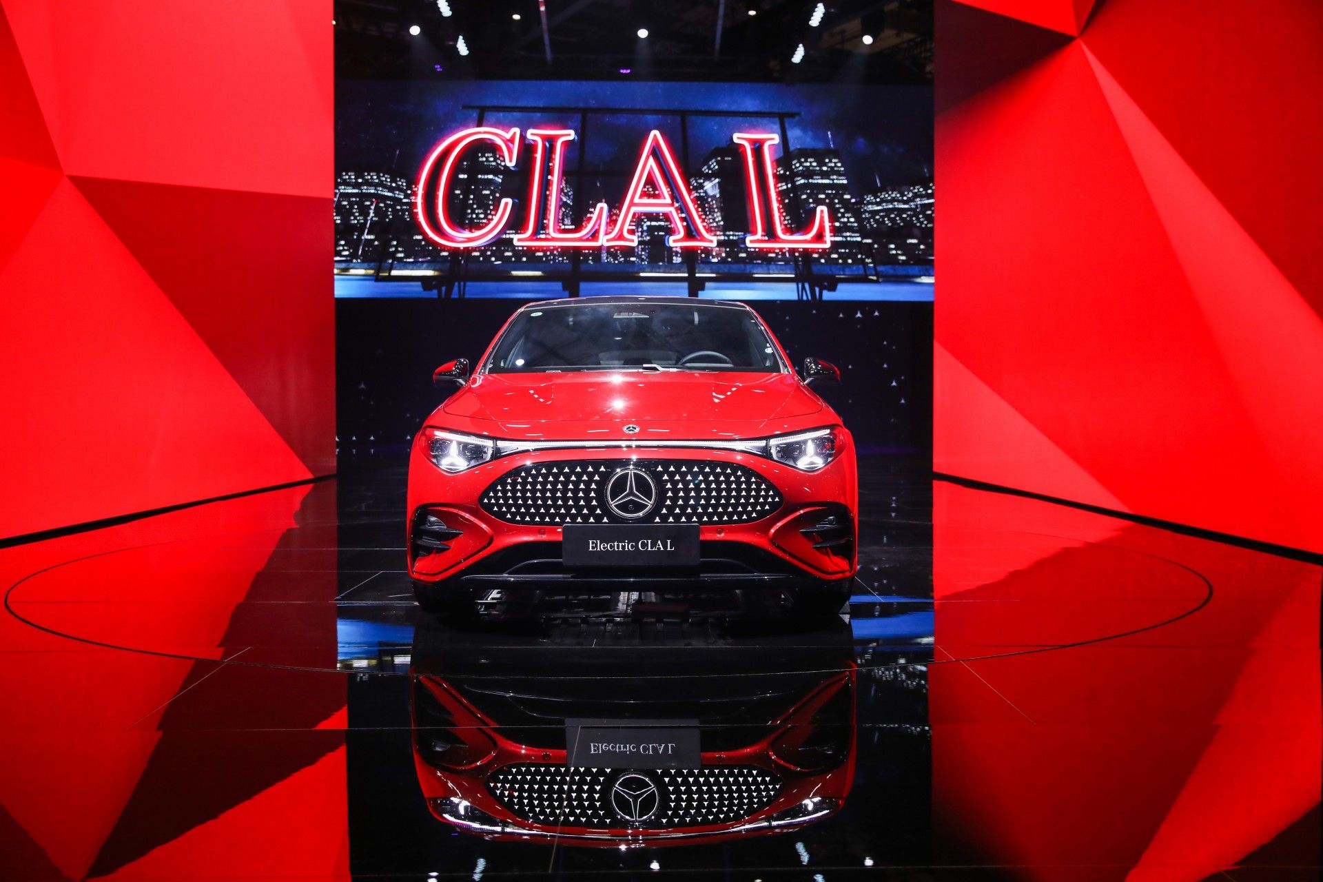 全新梅赛德斯-奔驰纯电CLA上市 售价24.9万-29.9万