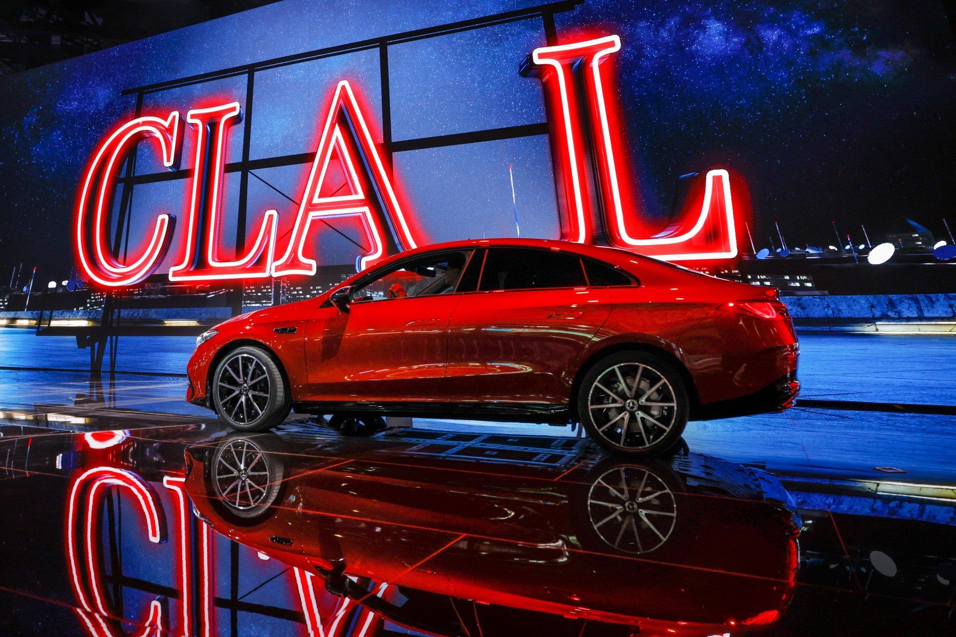 全新梅赛德斯-奔驰纯电CLA上市 售价24.9万-29.9万