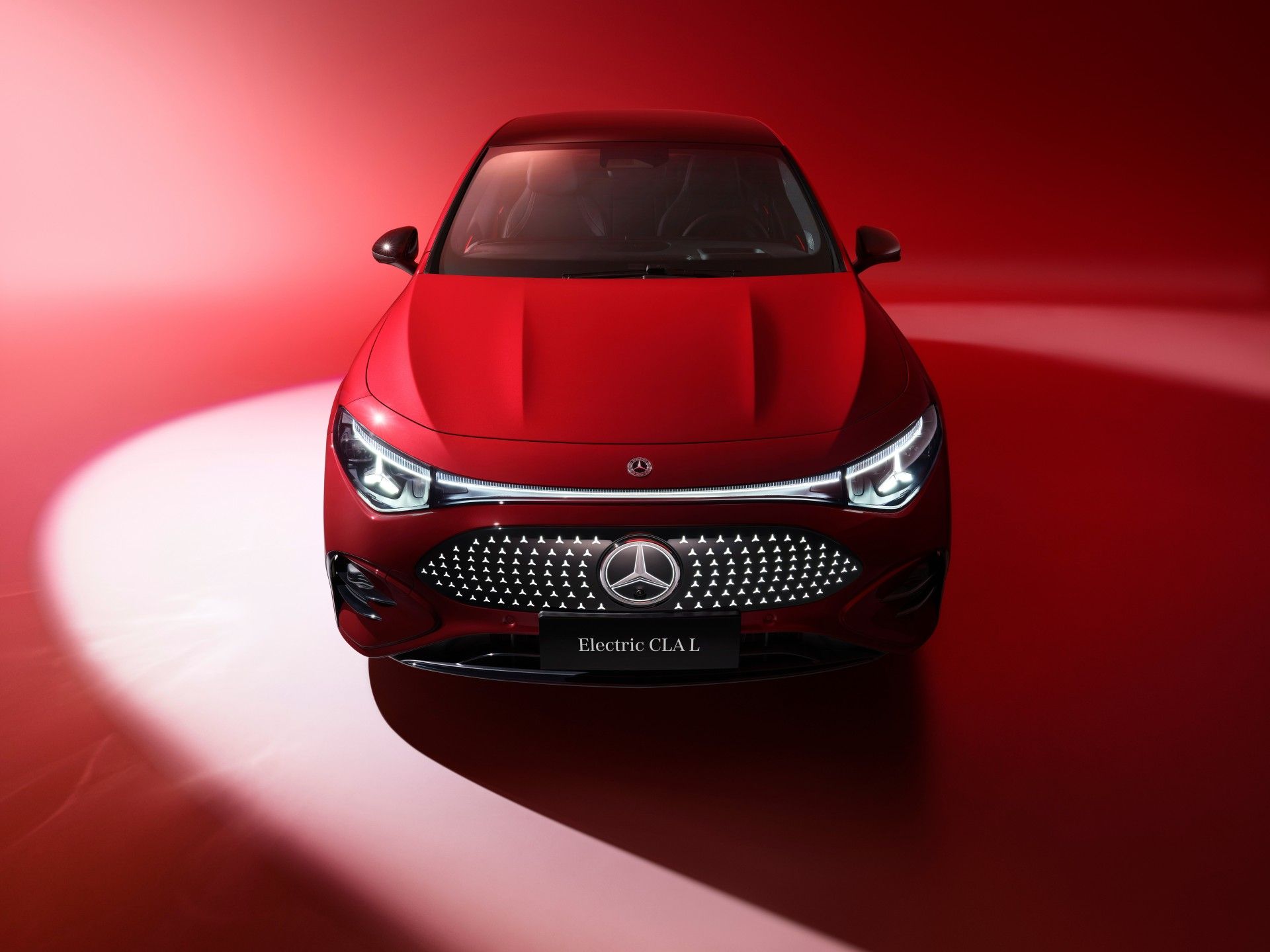 全新梅赛德斯-奔驰纯电CLA上市 售价24.9万-29.9万