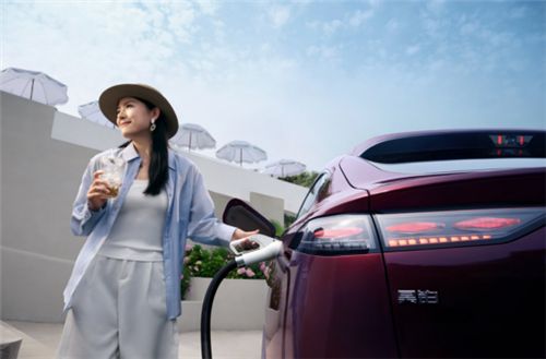 充电体验革命:昊铂HT 800V快充+免费网络,对比智己LS6超充挑桩