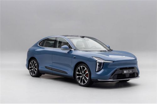 充电体验革命:昊铂HT 800V快充+免费网络,对比智己LS6超充挑桩