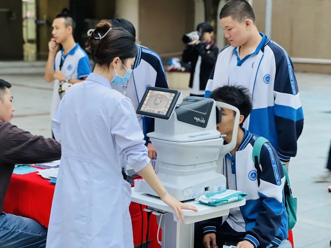 全飞耀中华公益摘镜科普进校园明康眼科助学子奔赴“睛”彩未来