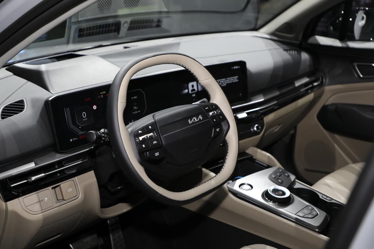 李娜代言新狮铂拓界 起亚携全明星车型闪耀广州车展