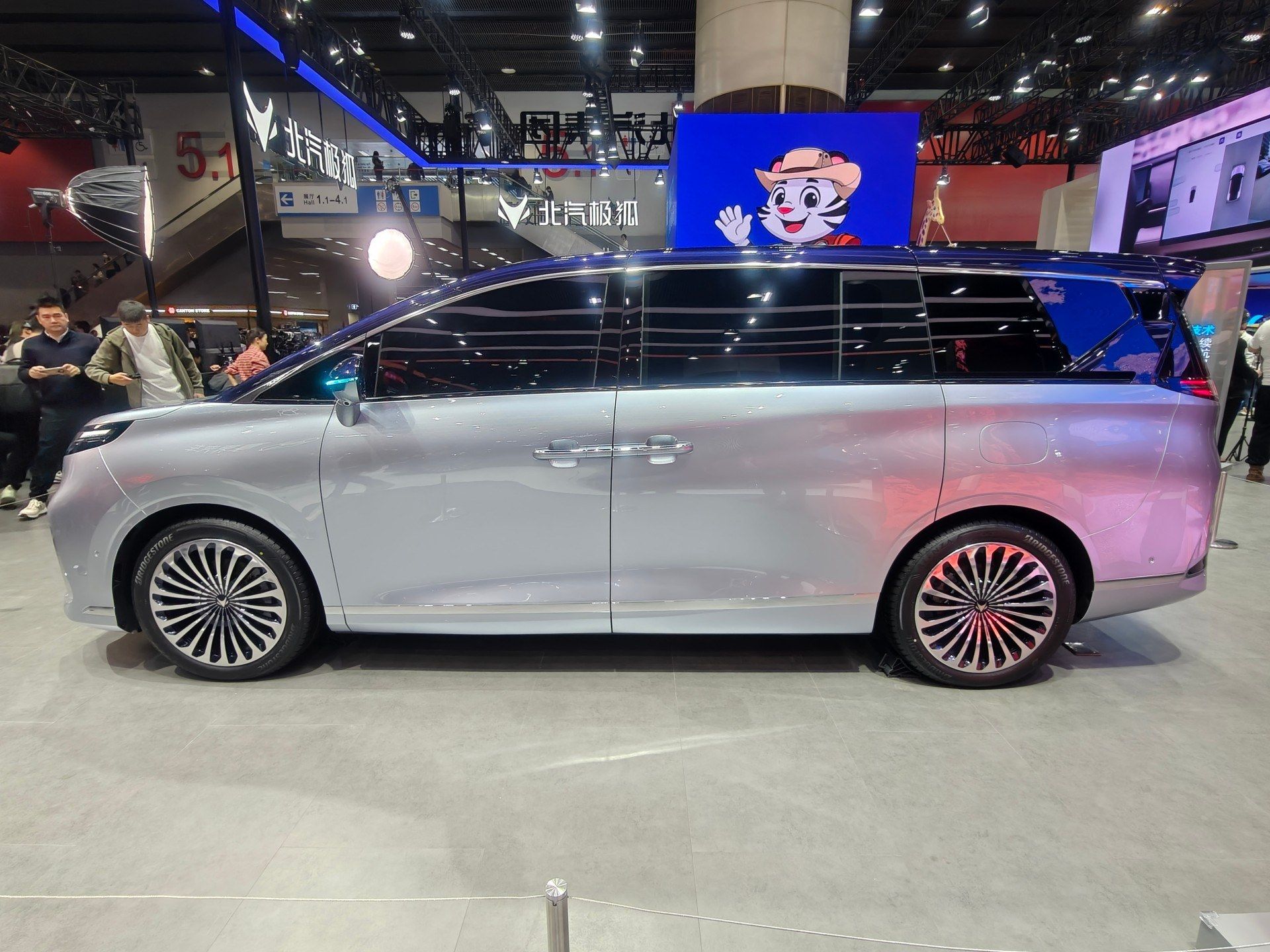 2025廣州車展：極狐首款豪華中大型MPV正式亮相