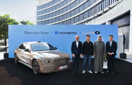 奔驰携手Momenta入局中东自动驾驶出租车