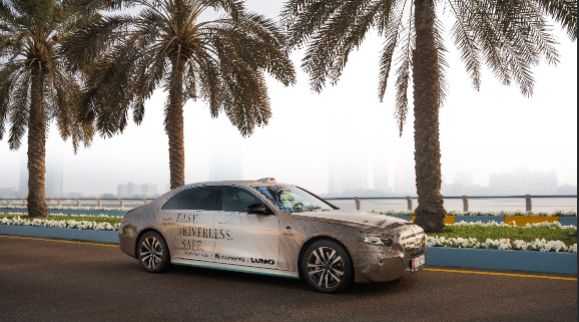 奔驰携手Momenta入局中东自动驾驶出租车