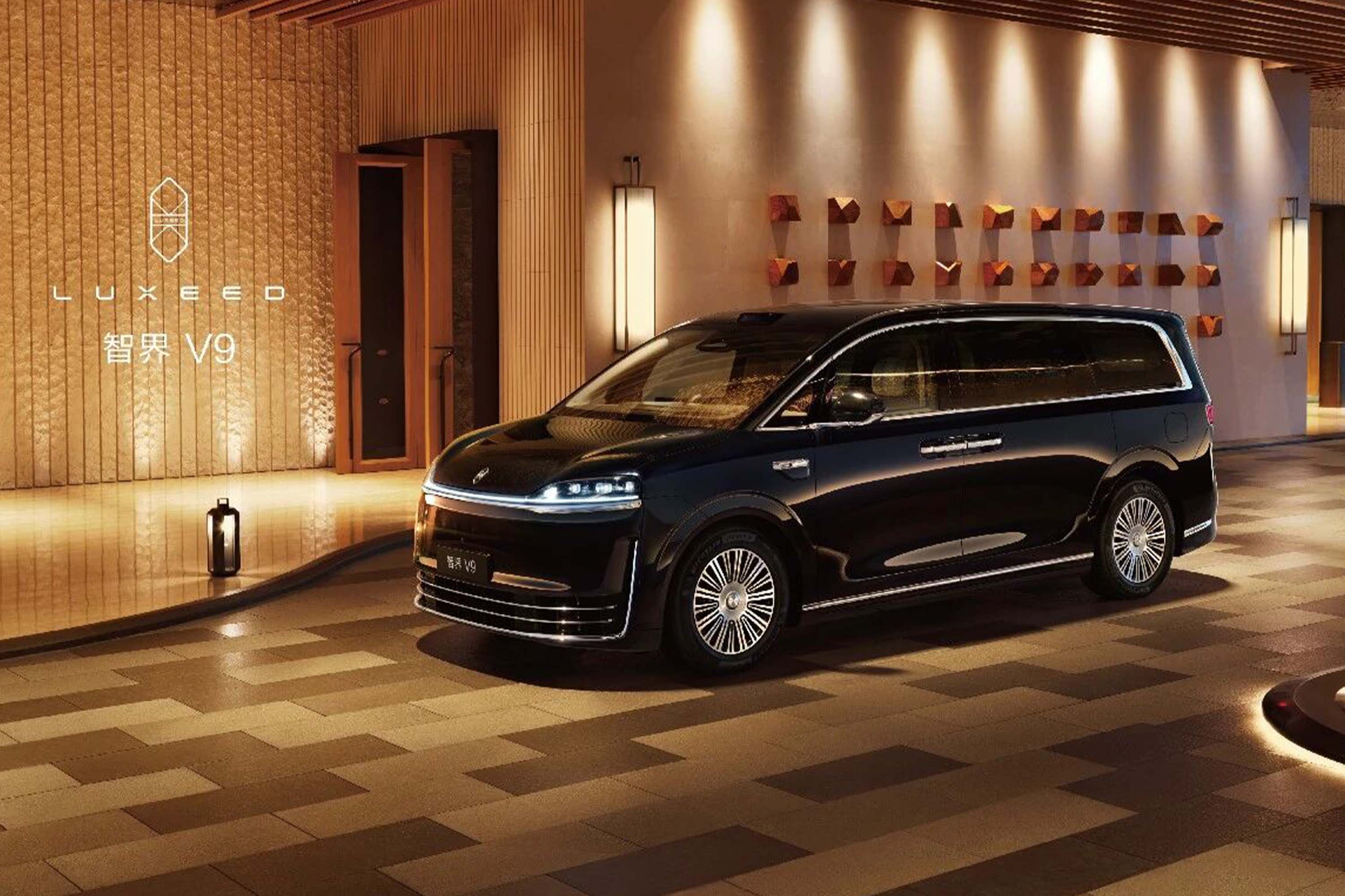 智界V9最新官图公布,定位鸿蒙智行旗舰MPV