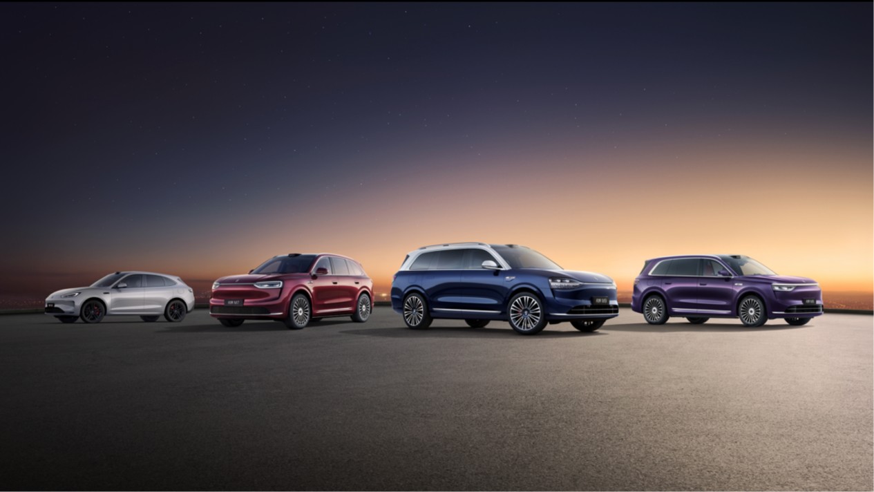 新春报喜！问界M8获第六届《汽车风云盛典》“风云2025智行汽车”