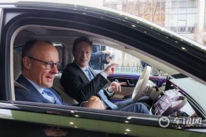 康林松陪同德國總理默茨訪華 試乘新一代S級轎車