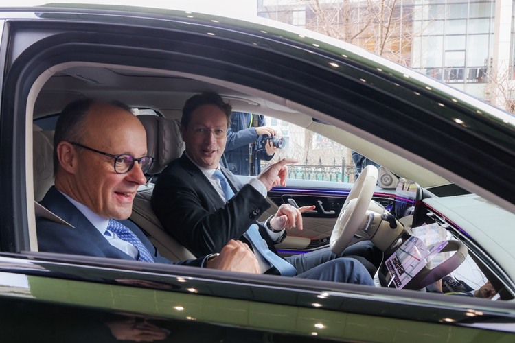 康林松陪同德国总理默茨访华 试乘新一代S级轿车