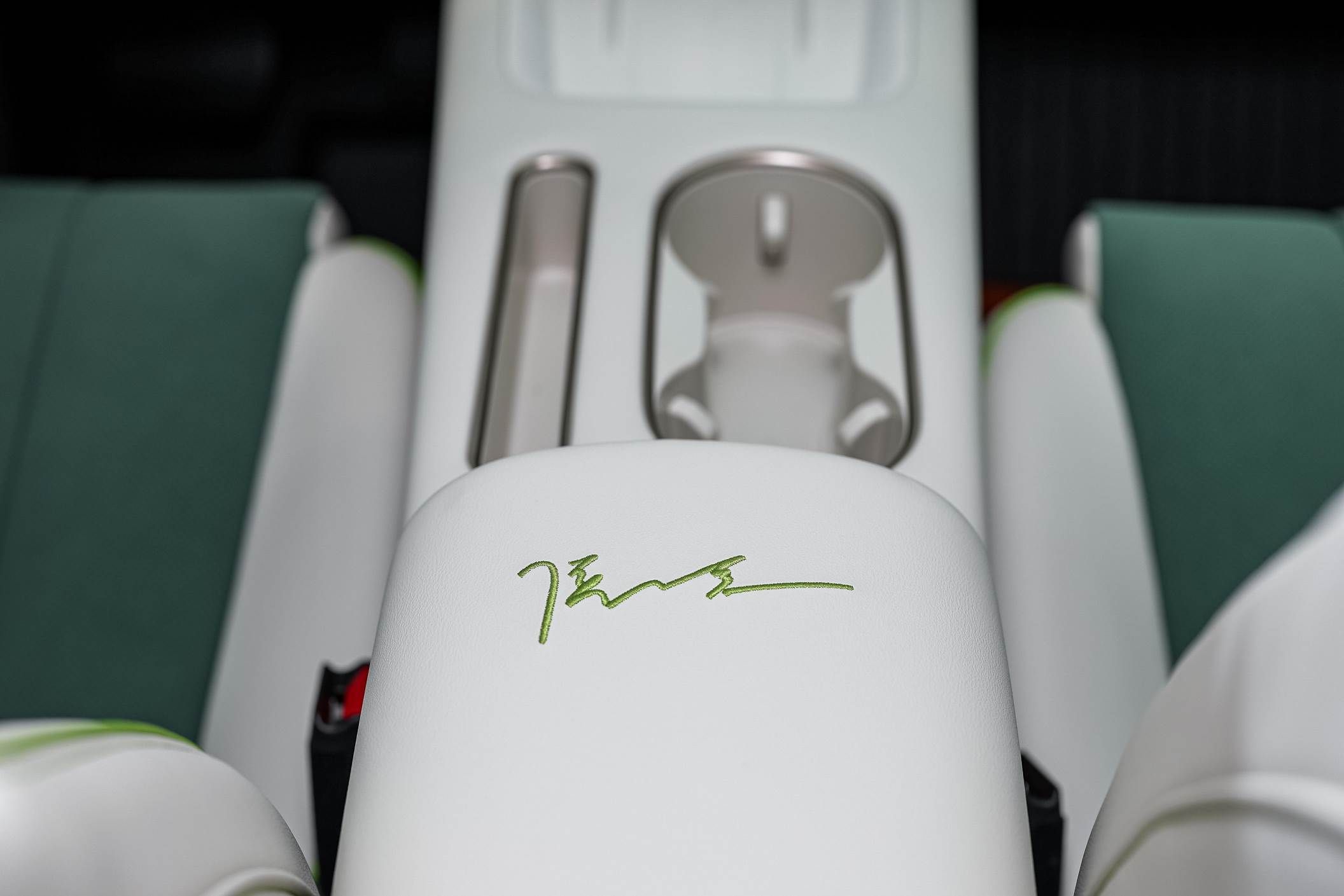 长城欧拉5限定版纯电版建议零售价13.38万元，侯明昊保定亲手交付