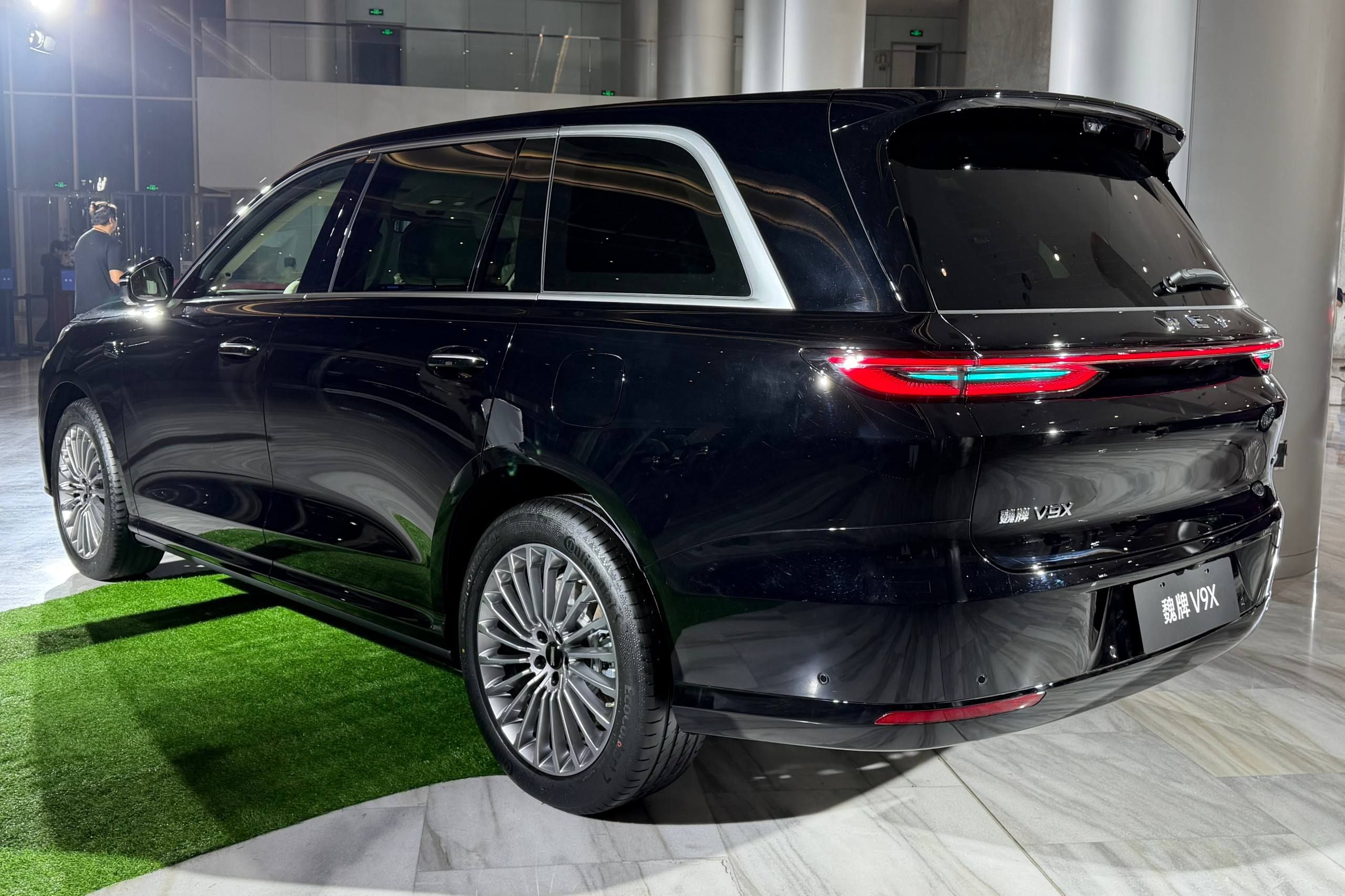 魏牌V9X预售价37.18万起，定位“AI豪华六座旗舰”