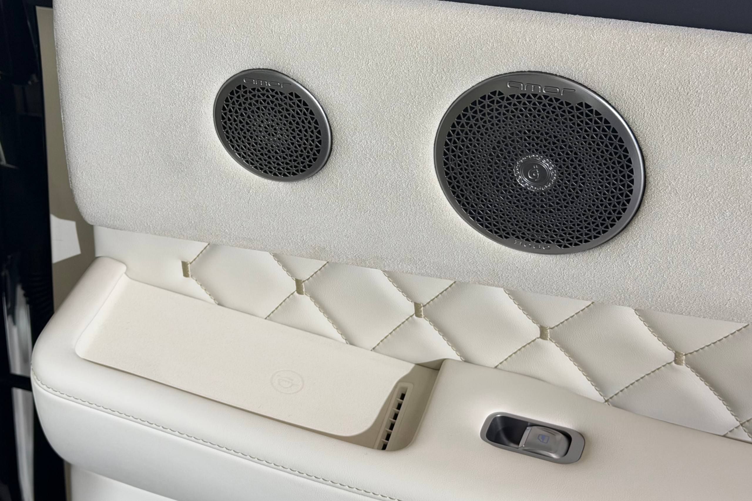 魏牌V9X预售价37.18万起，定位“AI豪华六座旗舰”