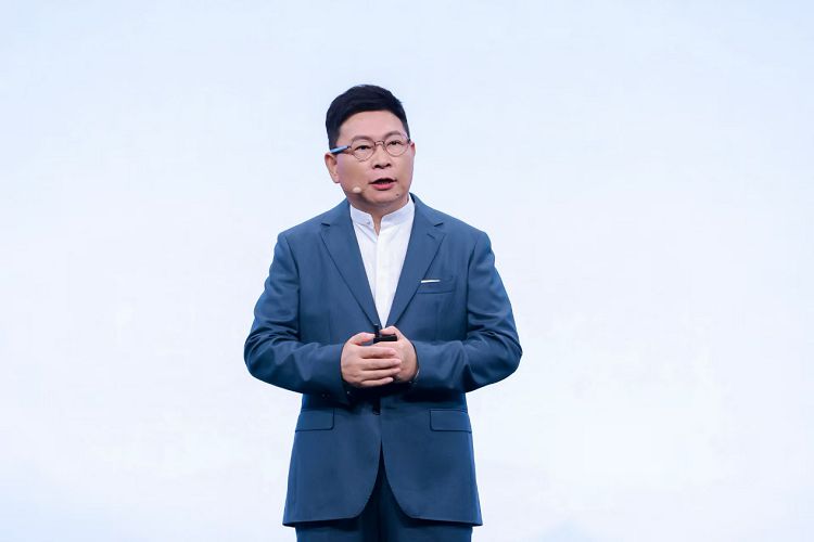 余承东发布华为DriveONE中文品牌华为智擎引领新能源汽车电动升级