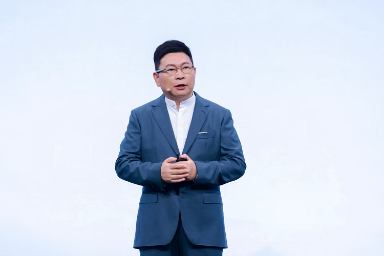 余承东发布华为DriveONE中文品牌华为智擎引领新能源汽车电动升级