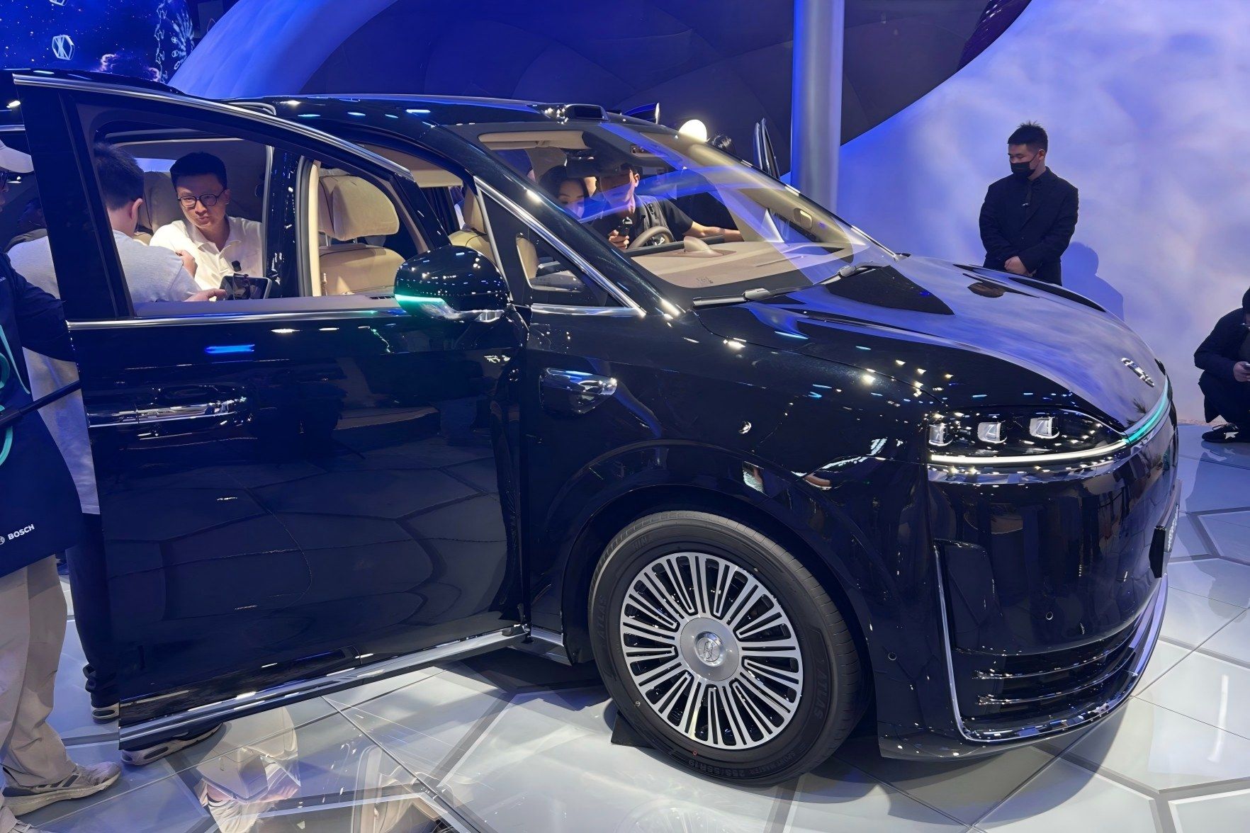 2026北京车展：智界V9亮相，鸿蒙智行旗下首款MPV