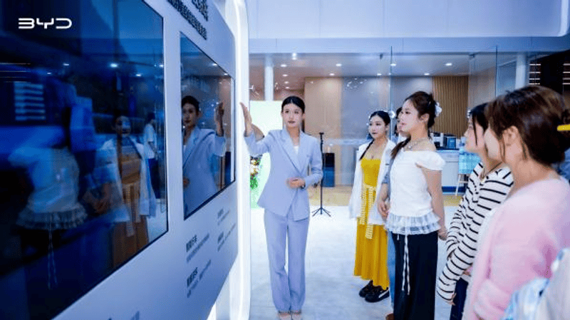 双狮出击 颠覆而来  比亚迪海狮05双车厦门CMS国际车展震撼上市