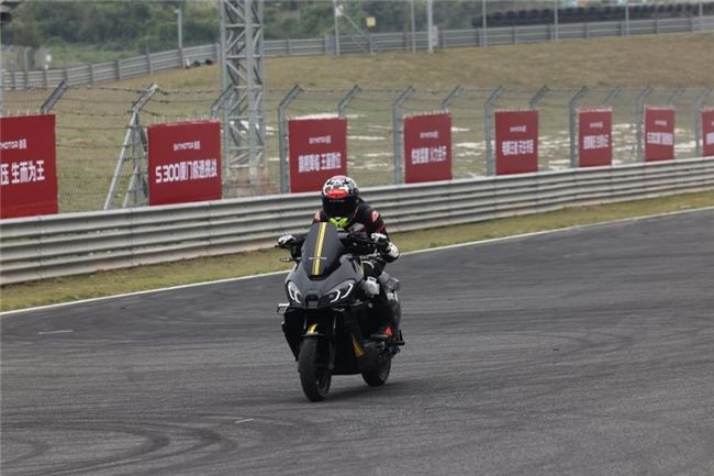 首驱S300刷新电摩最快圈速1分05秒，实测极速162km/h