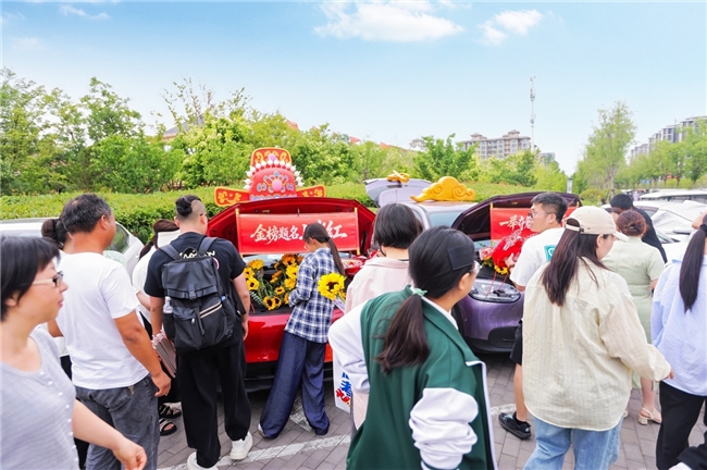 上岸红紫定行，全新QQ3红紫双车色成高考场外最火“开运搭子”
